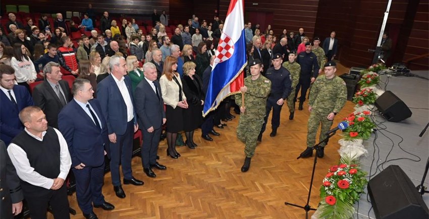 Gradonačelnik Mandić na obljetnici međunarodnog priznanja Republike Hrvatske: U temelju ove države je krv poginulih branitelja, u spomen na tu žrtvu, na svakome od nas je da radimo i stvaramo državu